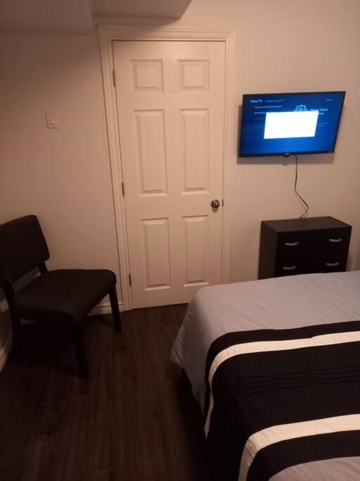 Adorable Private Suite In Ajax, Unique 2 Story Экстерьер фото