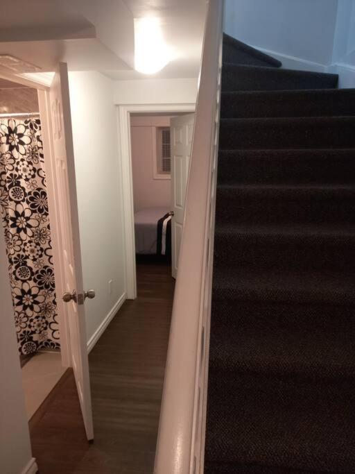 Adorable Private Suite In Ajax, Unique 2 Story Экстерьер фото
